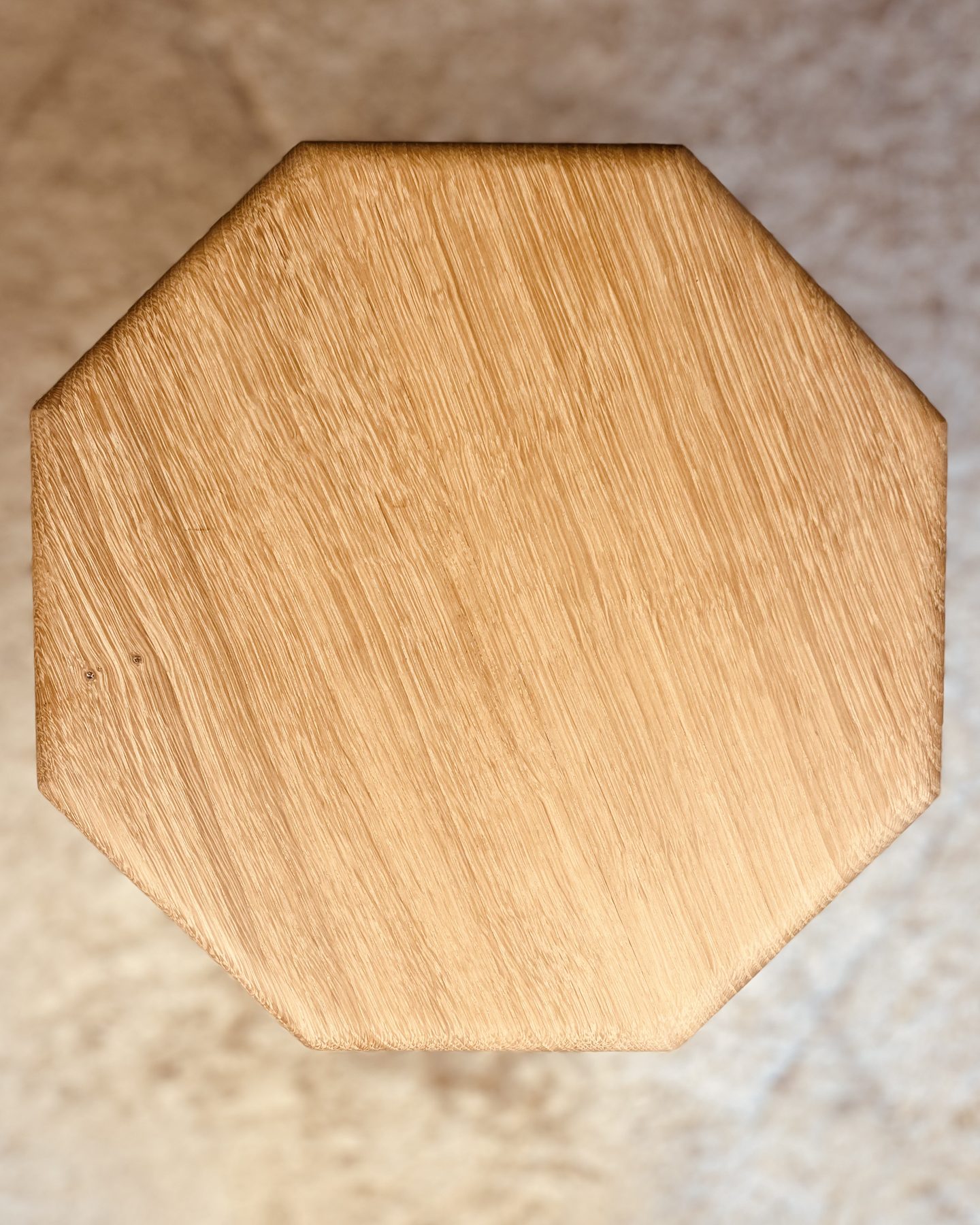 Bovenaanzicht van een houten hexagon kruk