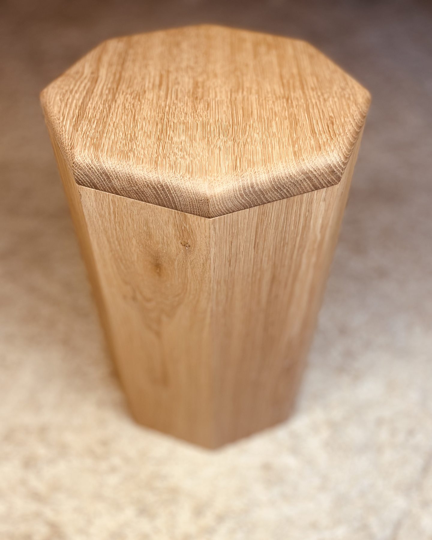 Eikenhouten hexagon kruk
