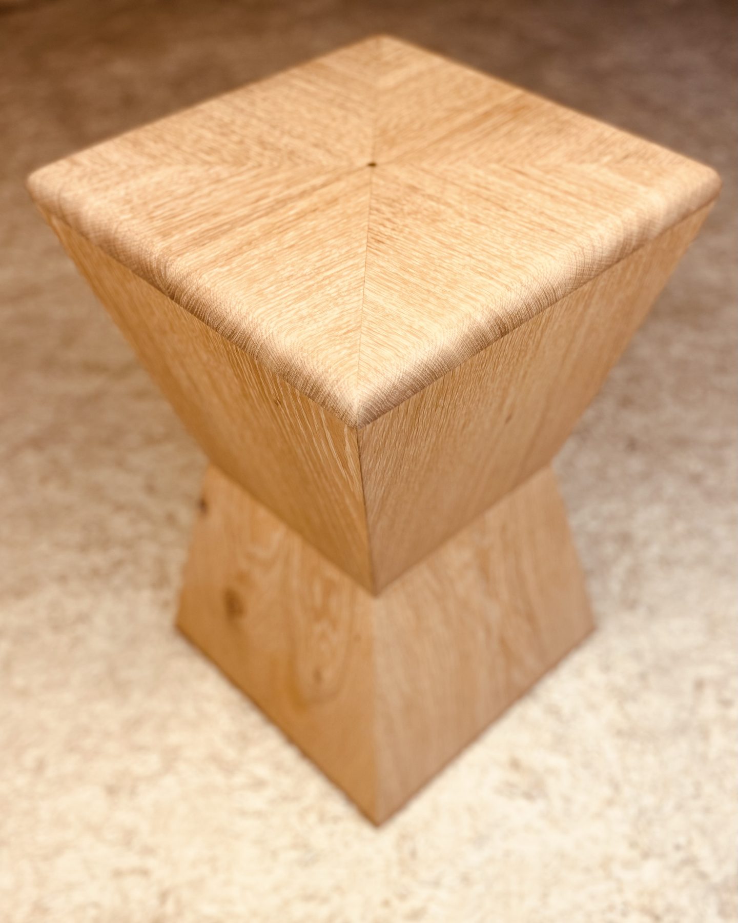 Eikenhouten hourglass kruk